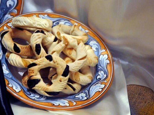 I “cuddureddi”, dolce tipico natalizio di Caltagirone.